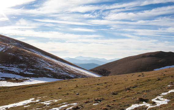 Panorama montano. Pendii innevati con cielo blu con nuvole bianche