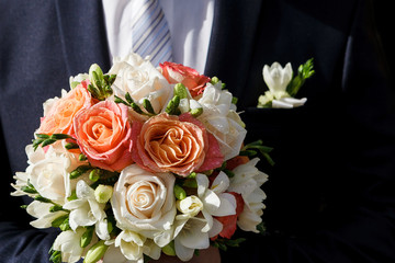 Obraz na płótnie Canvas groom with bouquet