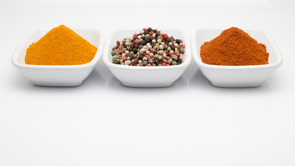 Beyaz zemin üzerinde baharat çeşitleri