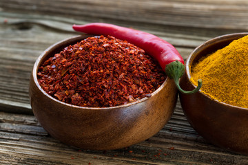 Ahşap zemin üzerinde kırmızı biber ve zerdeçal