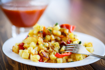 fried potato cubes with sweet pepper 