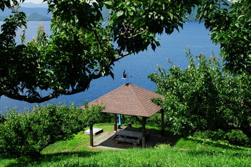 湖の見える東屋