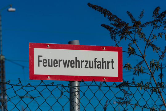 Feuerwehrzufahrt Schild Anpassbar – Halteverbot Nr. 61p, Kunststoff/Alu, Verschiedene Größen