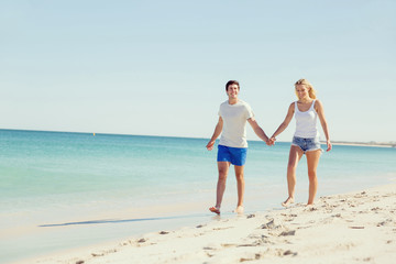Naklejka premium Romantic young couple on the beach