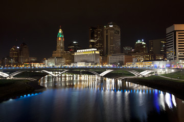 Fototapeta na wymiar The city of Columbus, Ohio along the new Scioto Greenway at night.