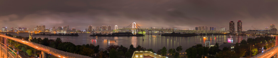 Fototapeta na wymiar Rainbow bridge in Odaiba