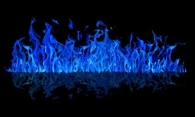 Crédence de cuisine en verre imprimé Flamme Feu bleu longue bande avec réflexion isolated on black