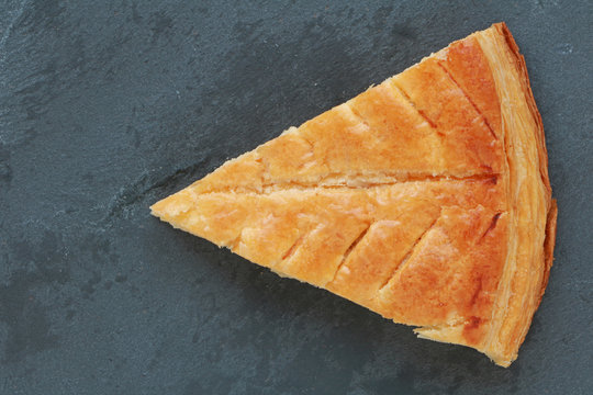 Part de galette des rois sur ardoise 