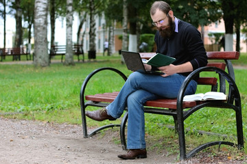 Obraz premium man reading books in the park