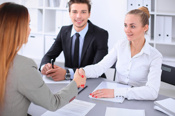 Obraz premium Business people shaking hands, finishing up a meeting