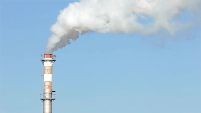 Ciminiera fumante a pieno regime, inquinamento ambientale