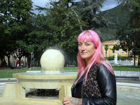 Marmorskulptur Auf Der Piazza Antonio Gramsci