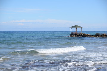 Fototapeta na wymiar Pavillon am Strand von Malia. Kreta