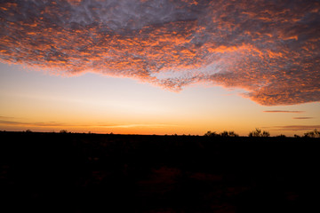 ウルルカタジュタ国立公園の夕焼け雲