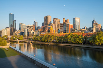 Naklejka premium Melbourne gród z rzeką Yarra.