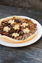 Tart with pears and blue cheese