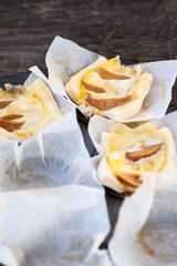 Mini pastry tarts with pears and blue cheese