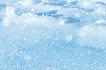 Obraz premium Winter christmas background with shiny snow and blizzard
