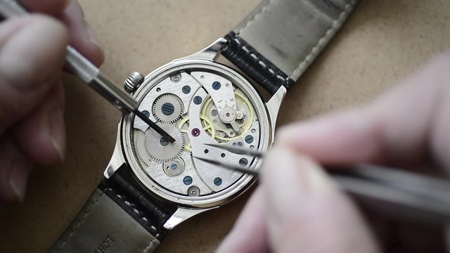 Details of watches and mechanisms for reparation, restoration and maintenance