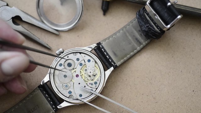 Details of watches and mechanisms for reparation, restoration and maintenance