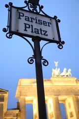 Pariser Platz mit dem Brandenburger Tor (Bokeh) im Hintergrund © rudi78