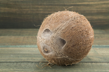 Coco deliciosa fruta tropical sobre fondo de madera.