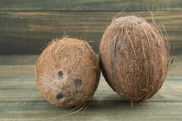 Coco deliciosa fruta tropical sobre fondo de madera.