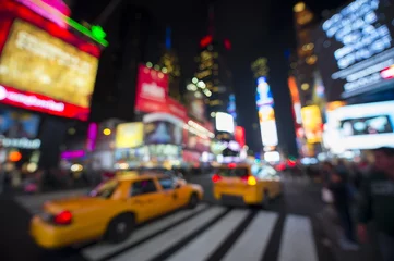 Poster Defokussierter Blick auf die Beschilderung des Times Square, den Verkehr und die Feiertagsmassen im Vorfeld von Silvester © lazyllama