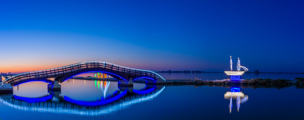 Panele Szklane Podświetlane  Most na jońskiej wyspie Lefkas w Grecji o zachodzie słońca