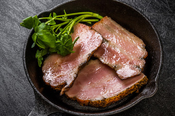 厚切りベーコンとスキレット鍋　 bacon steak and iron pan