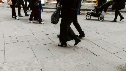 Obraz premium People walking in an urban center