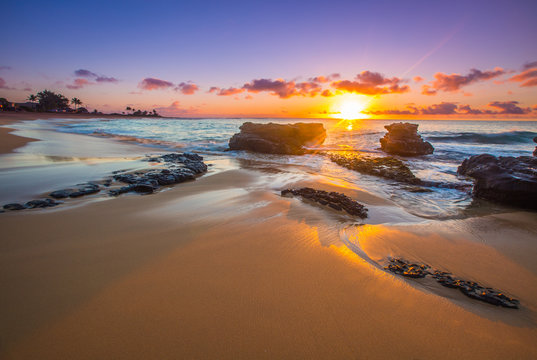 Fototapeta Sunrise over Sandy's Beach in Honolulu