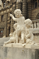 Памятники Вены, играющие дети