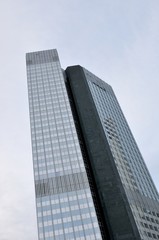 Fototapeta na wymiar ein hochhaus in frankfurt am main