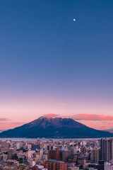 鹿児島城山から見る桜島の夕暮れと月