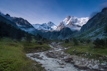 Obraz premium Piękna górska dolina o wschodzie słońca