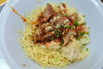 dried egg noodle with barbecue pork and dumpling