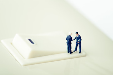 スイッチの前で握手をするビジネスマン