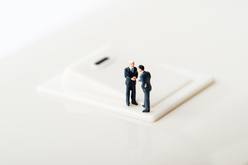 スイッチの前で握手をするビジネスマン
