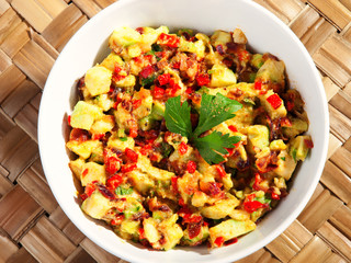 Salad with avocado and red peppers