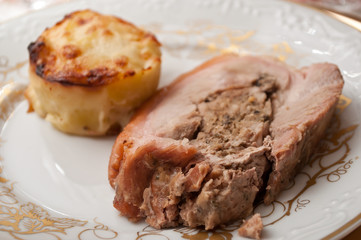 tranche de porcelet farci accompagné de gratin dauphinois