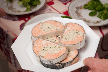 tranches de saumon farci accompagnés de salade de blé