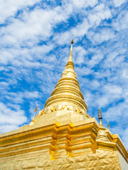 Fototapeta premium Golden Pagoda at Phra That Chae Haeng Temple