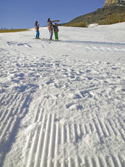 Sciatori americani, famiglia con bandiera americana sulle giacche, tra la neve delle piste da sci