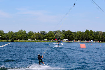 Obraz premium Wakeboarder auf einem See