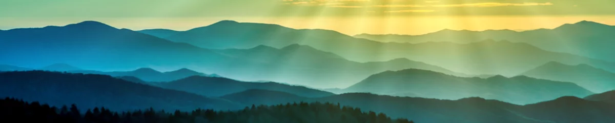 Foto op Plexiglas Panorama Rokerige bergruggen