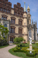 Fototapeta na wymiar Schloss Schwerin, Ostfassade und Teile der Schlosskirche, Burggarten, Marmorskulptur 