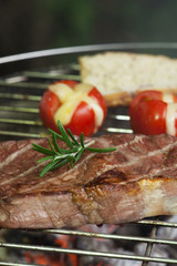Steak auf dem Grill mit Tomaten