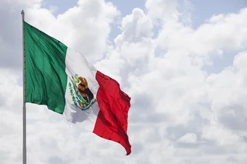 Zelfklevend Fotobehang Mexicaanse vlag in zonlicht © Bernd Jürgens
