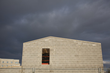 Pignon d'une construction en parpaing en cours de réalisation

